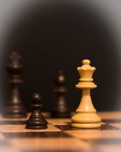 Schackpjäser som symboliserar förhandlingsteknik, taktik och strategi